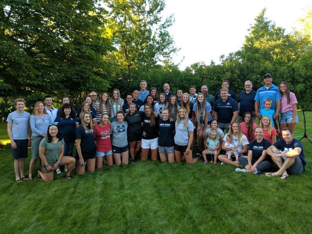 The 2019 USU Volleyball Team enjoyed a welcome dinner in Kohler’s backyard.
