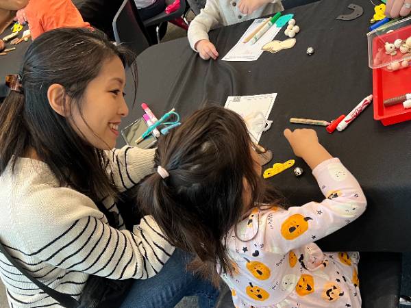Mother with child during Mini Makers class.
