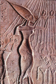 Akhenaten worshiping the aten (click to see larger image)