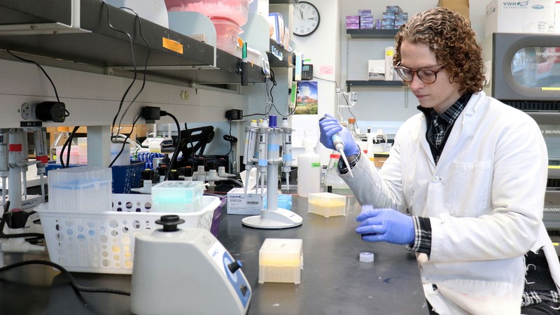 Porter Ellis in a biochemistry lab.