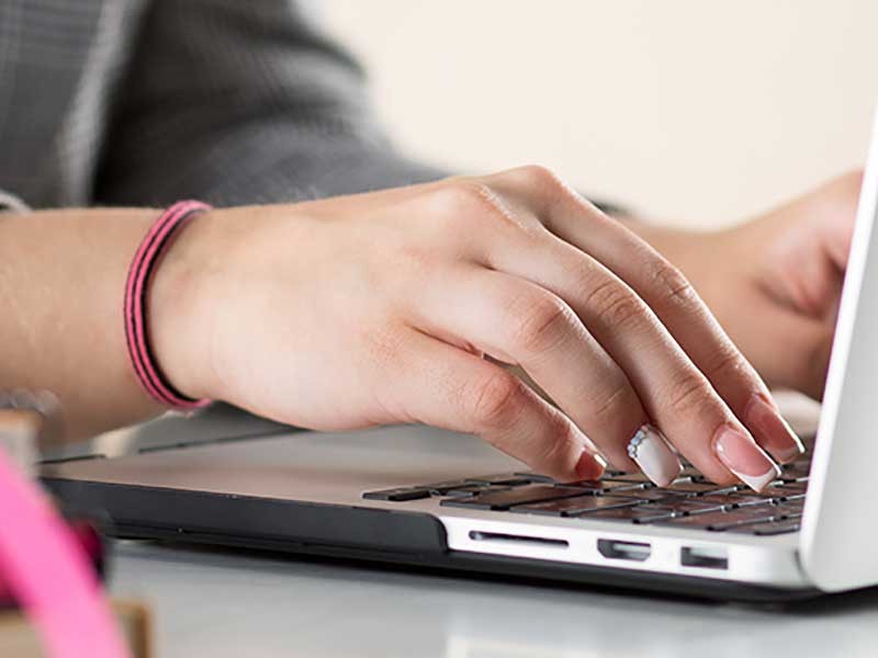 fingers on a keyboard