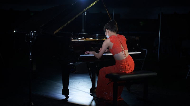 Haowen Chang plays the piano.