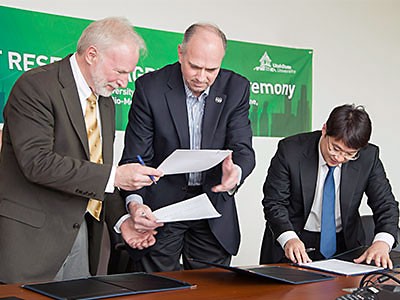 officials signing the USU College of Engineering research agreement