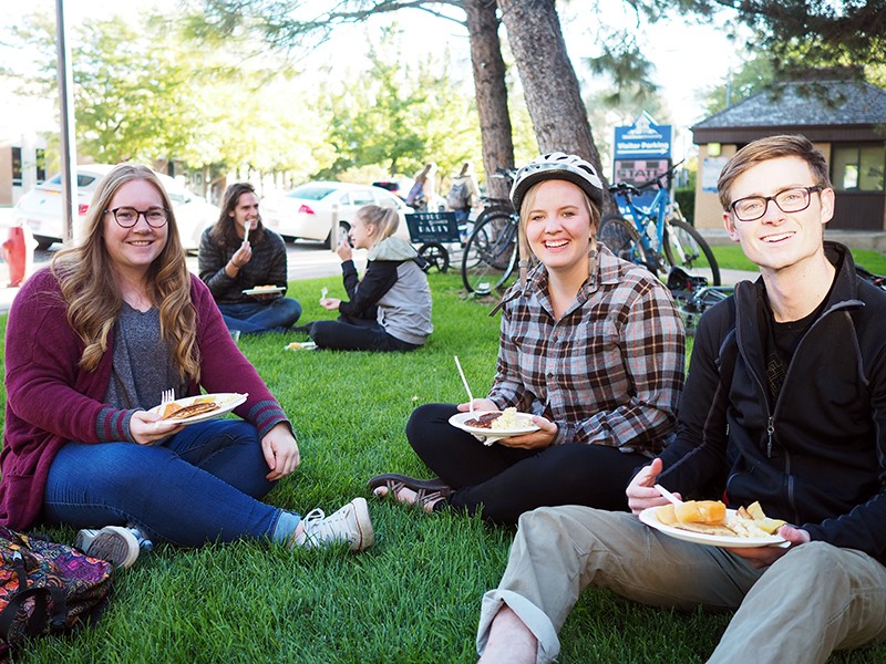 USU students enjoying a snack outdoors