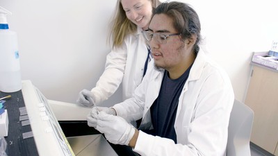 Tolonqua Nakai and Sara Freeman in a lab.