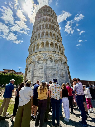 People looking at the Tower of Pisa.