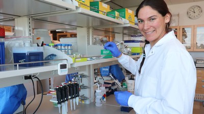 Sara Weinstein in a lab.
