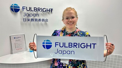 Katie Davidson holding a banner that says "Fulbright Japan."