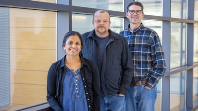 Researchers and entrepreneurs in a group photo.