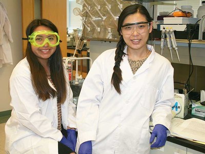 Students in USU chemistry lab