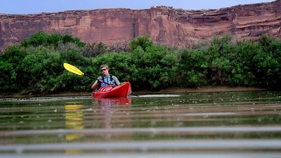 Person on a kayak in the water in southern Utah.