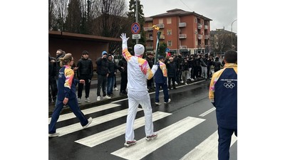 David H. Huntsman Carries the Olympic Torch in Italy