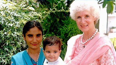 Zella meets with the members of the Ashak family in Pakistan.