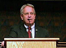 President Albrecht Congratulates Students at Engineering Awards Banquet