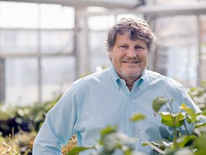 Bruce Bugbee in a greenhouse lab